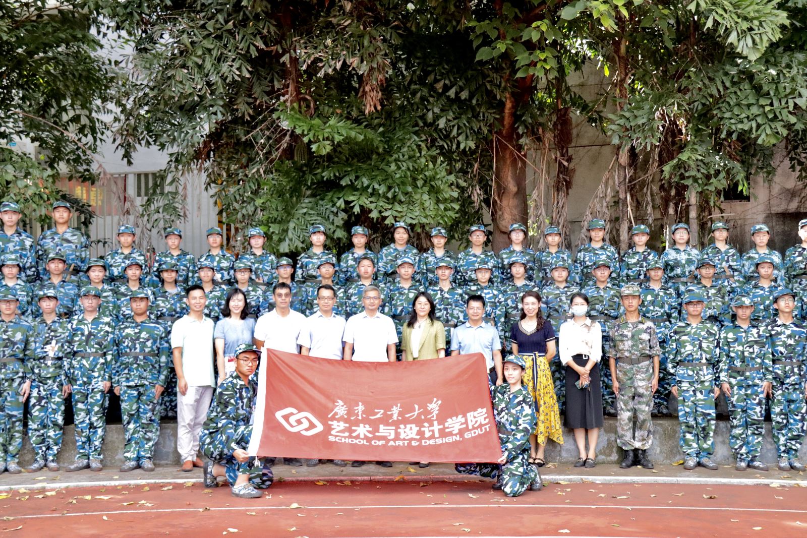 迷彩“艺”季1：承领导关怀，壮新生志气——校领导亲切慰问公司军训新生